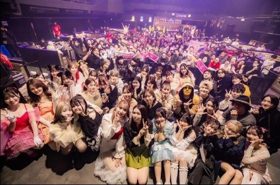 LOOP3 会場の様子、ステージ前に集まる出演者と来場者